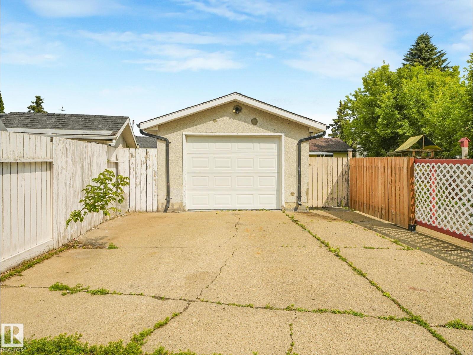 9315 151 AV NW - 9
