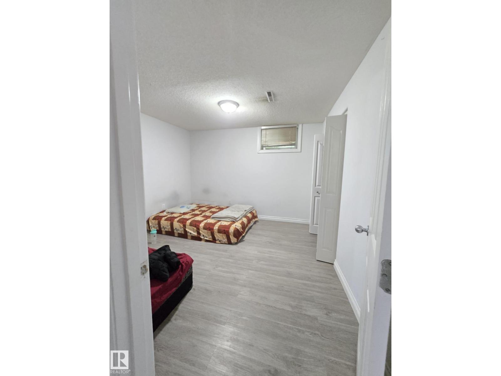 9616 63 AV NW - 17