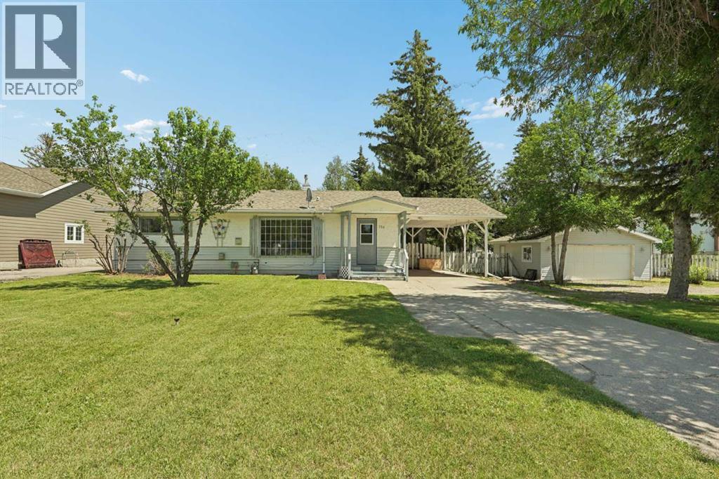 736 2 Street W - 1