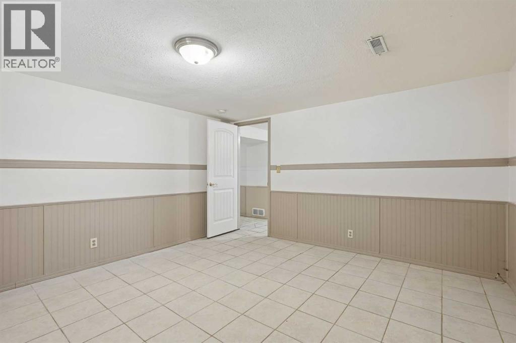 736 2 Street W - 28