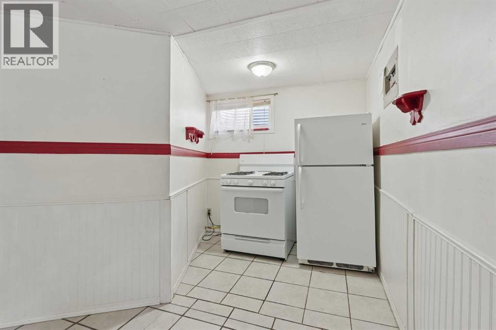 736 2 Street W - 32