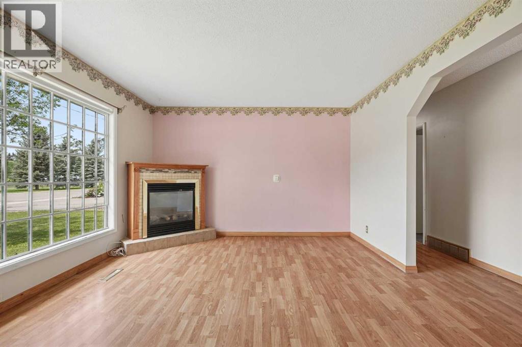 736 2 Street W - 4
