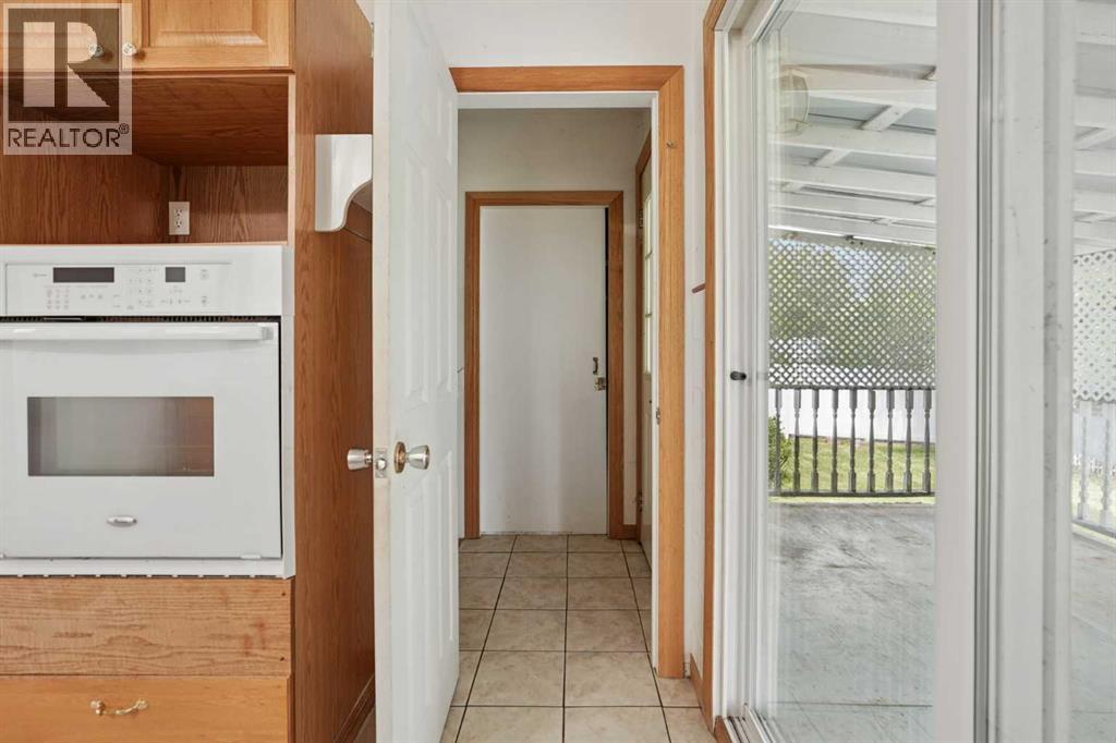 736 2 Street W - 10