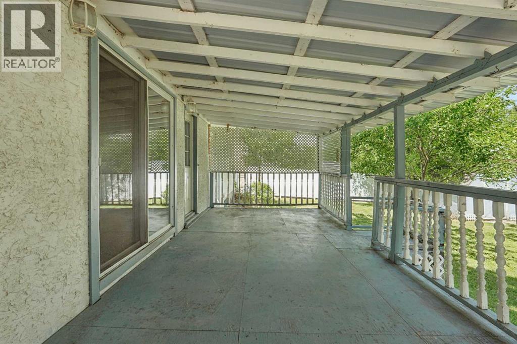736 2 Street W - 33