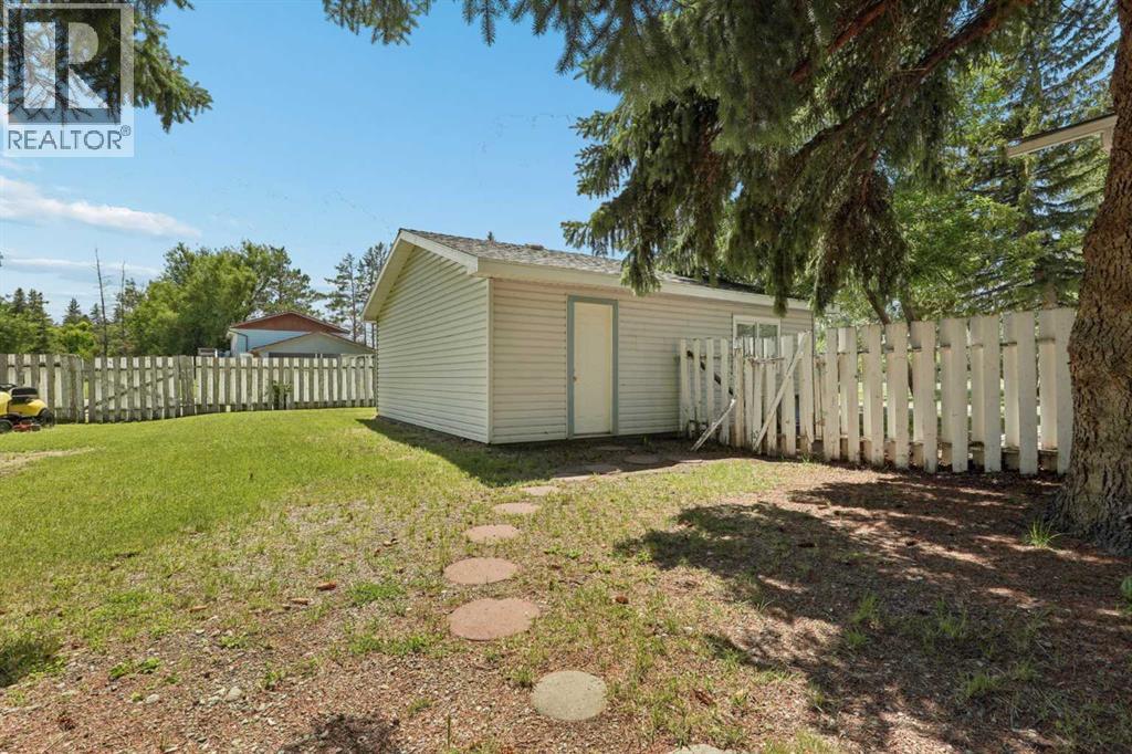 736 2 Street W - 37