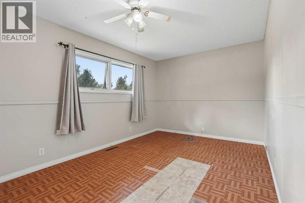 736 2 Street W - 16