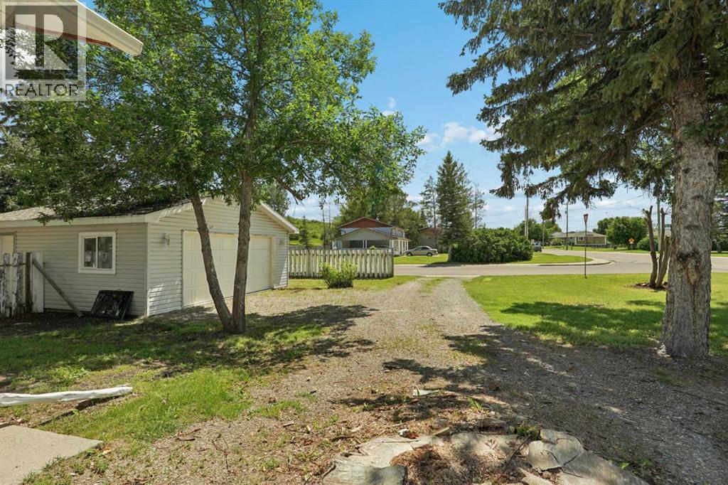 736 2 Street W - 41