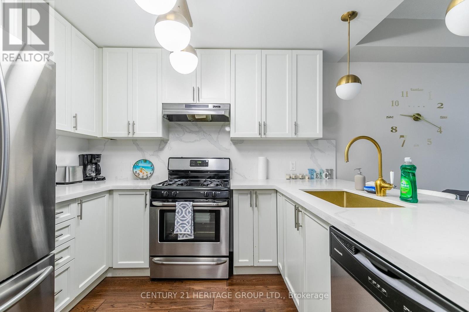 38 SOUTHSHORE CRESCENT - 13