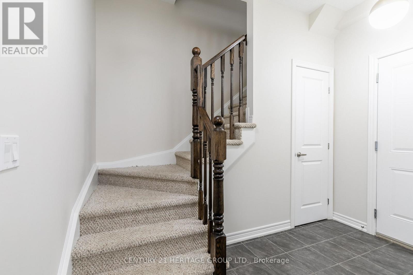 38 SOUTHSHORE CRESCENT - 4