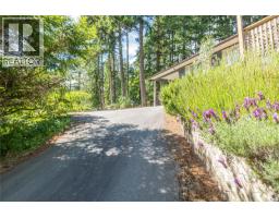 Living room - 201 Harrison Ave, Salt Spring, BC V8K2N3 Photo 6