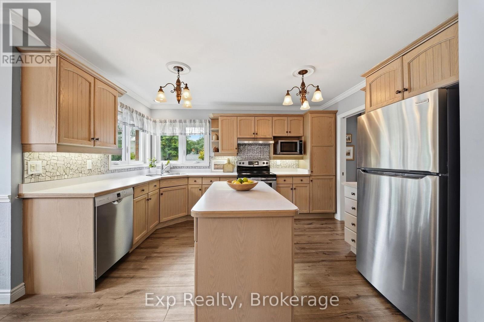 121 SIMCOE STREET - 14