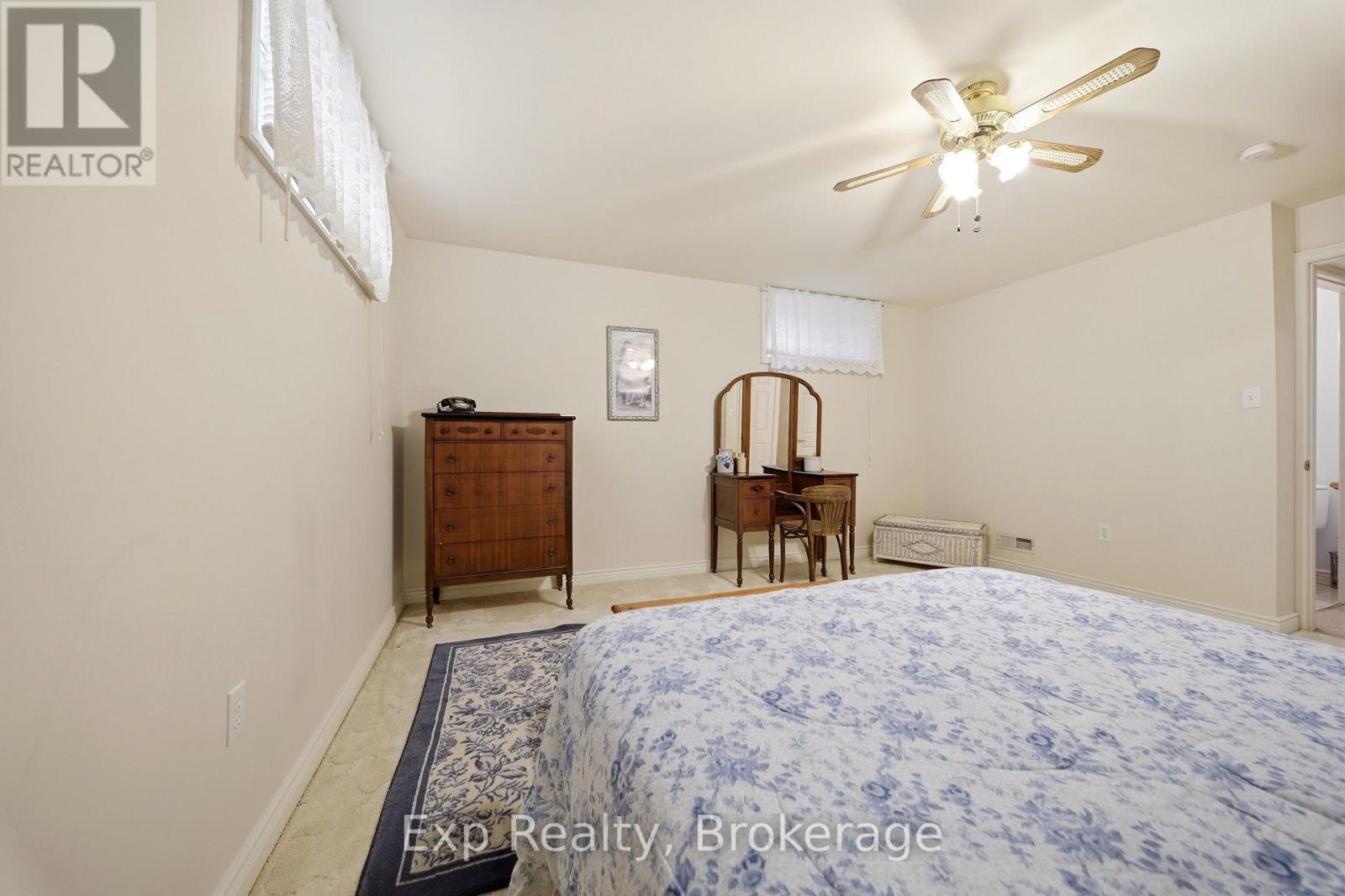 121 SIMCOE STREET - 36