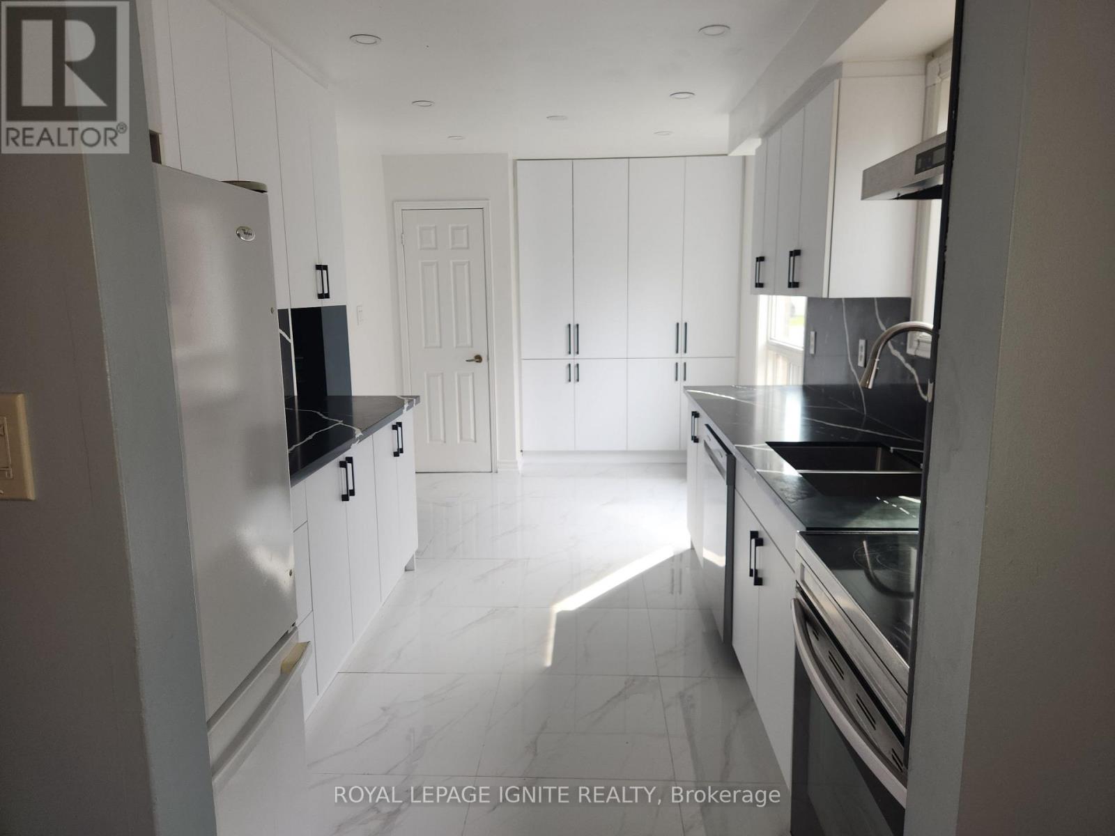 33 LYSANDER COURT - 16