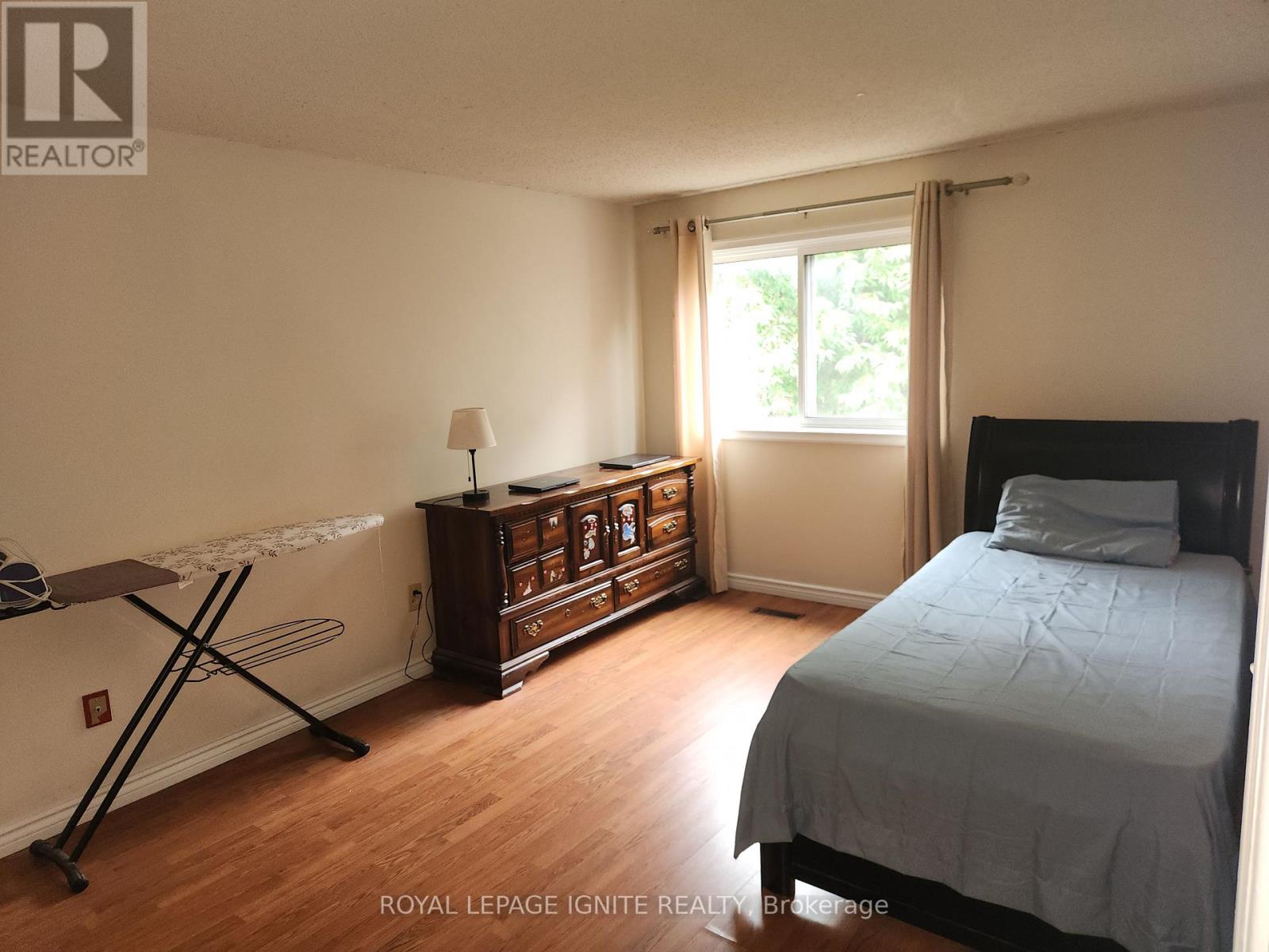 33 LYSANDER COURT - 5