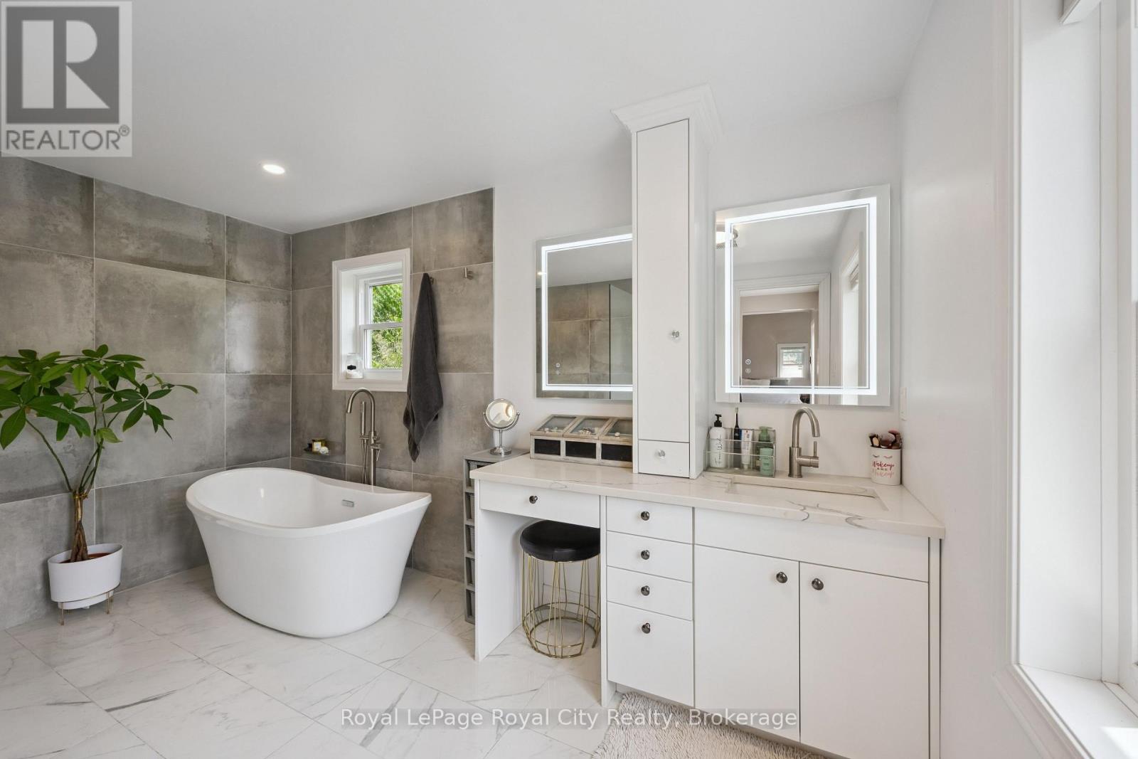 8 ROSEWOOD AVENUE - 24