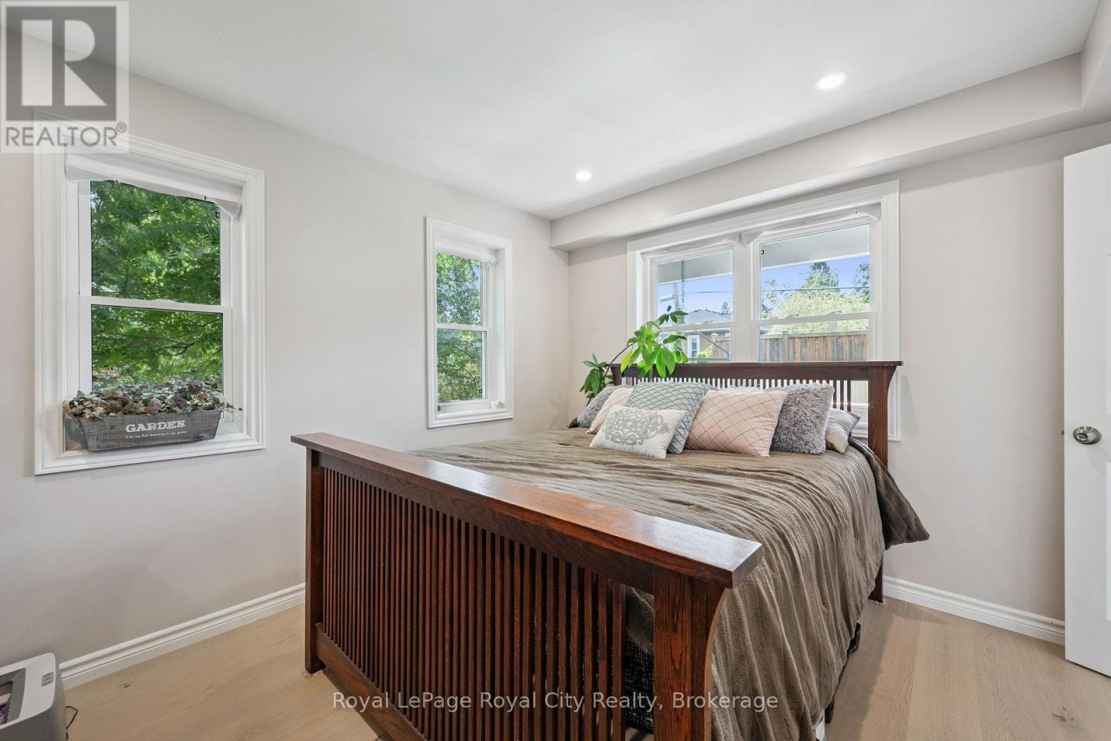 8 ROSEWOOD AVENUE - 16