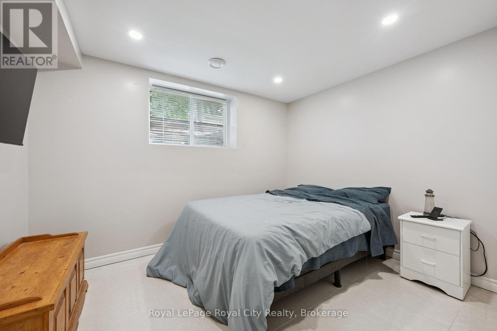 8 ROSEWOOD AVENUE - 32