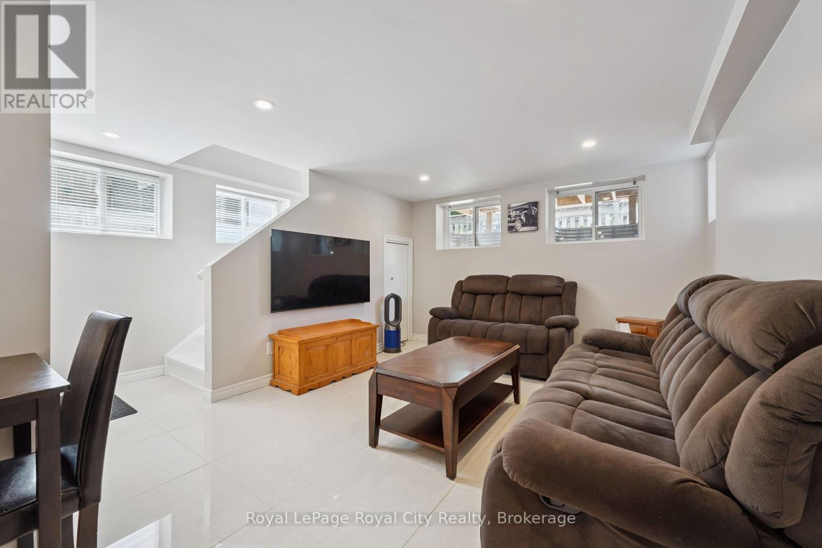 8 ROSEWOOD AVENUE - 28