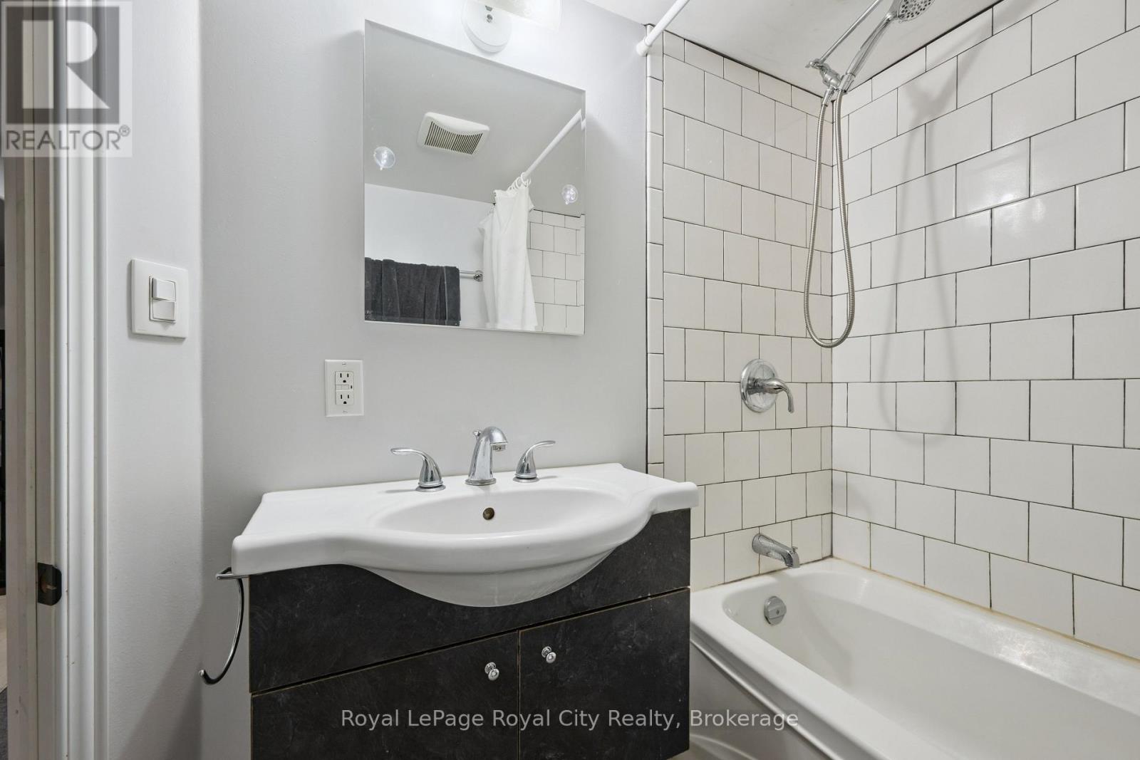 8 ROSEWOOD AVENUE - 36