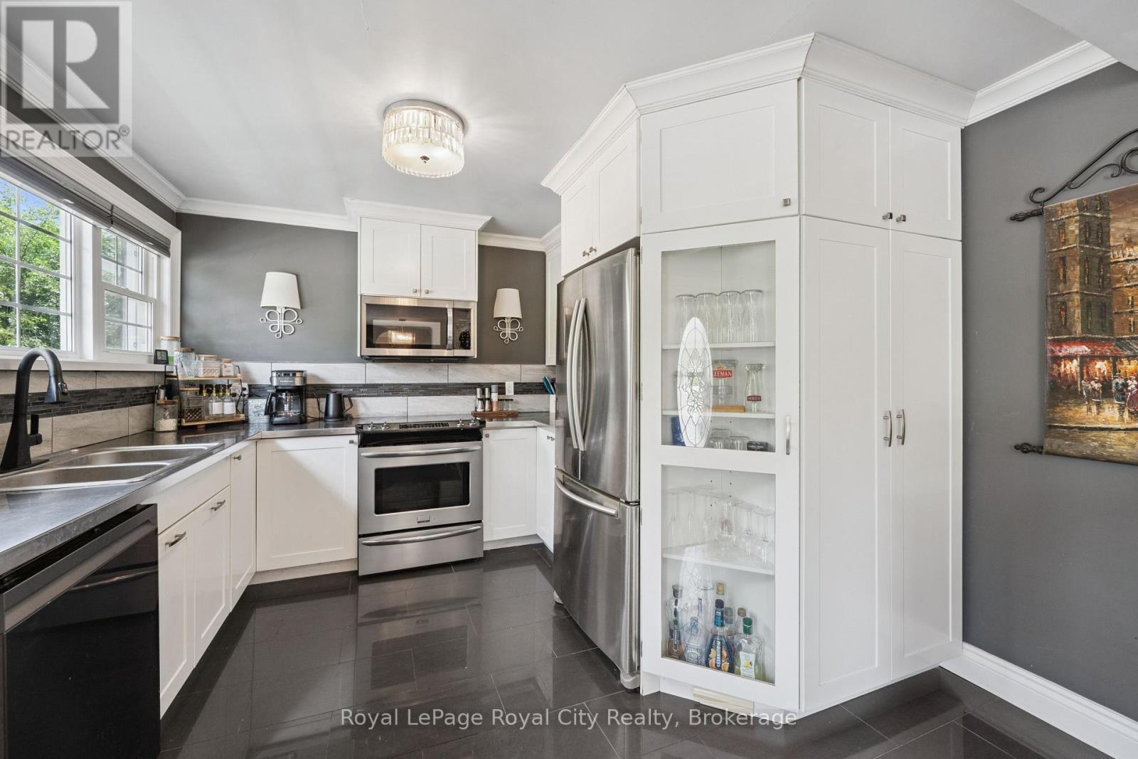 8 ROSEWOOD AVENUE - 9