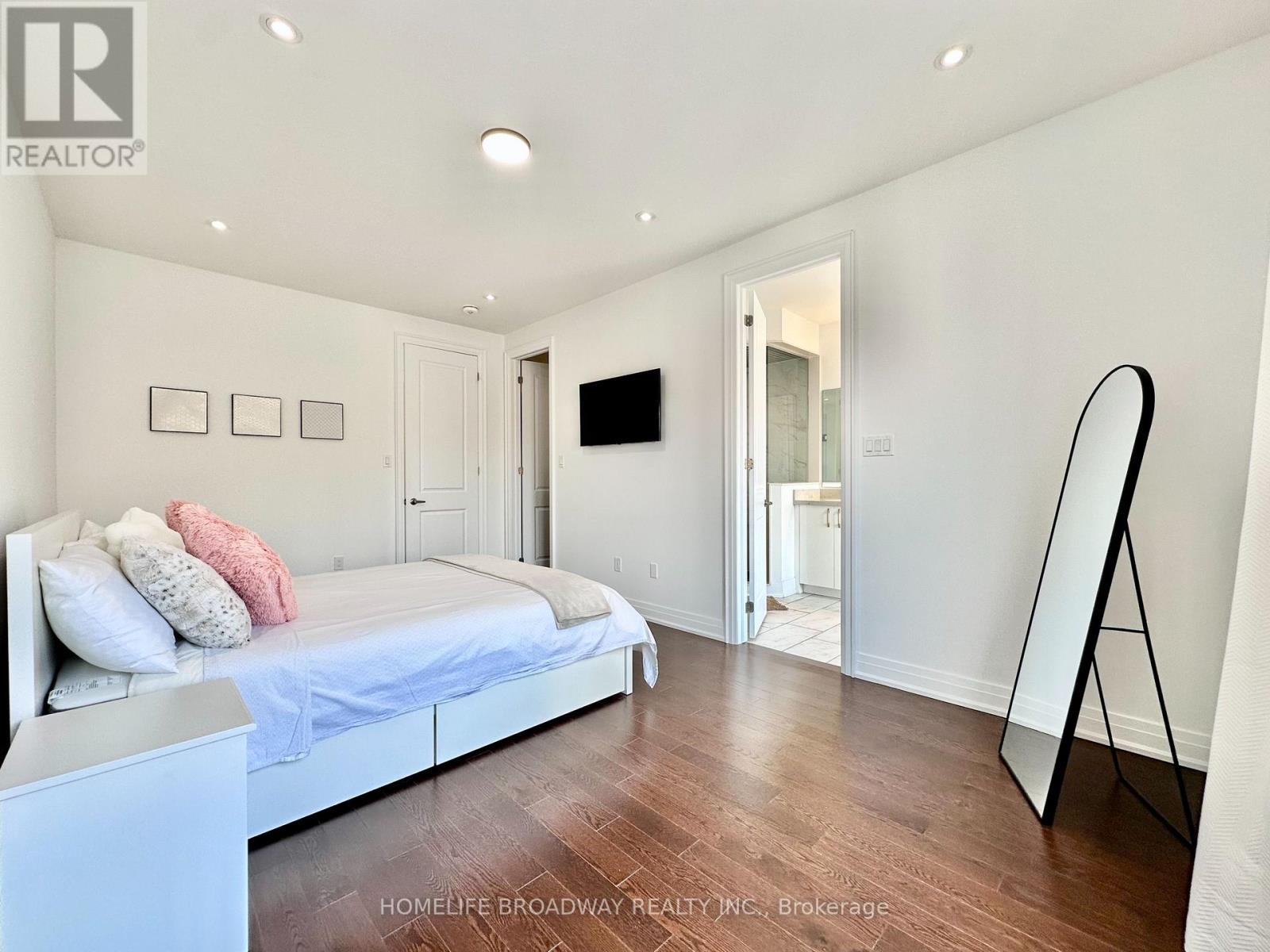 300 KING ROAD - 24