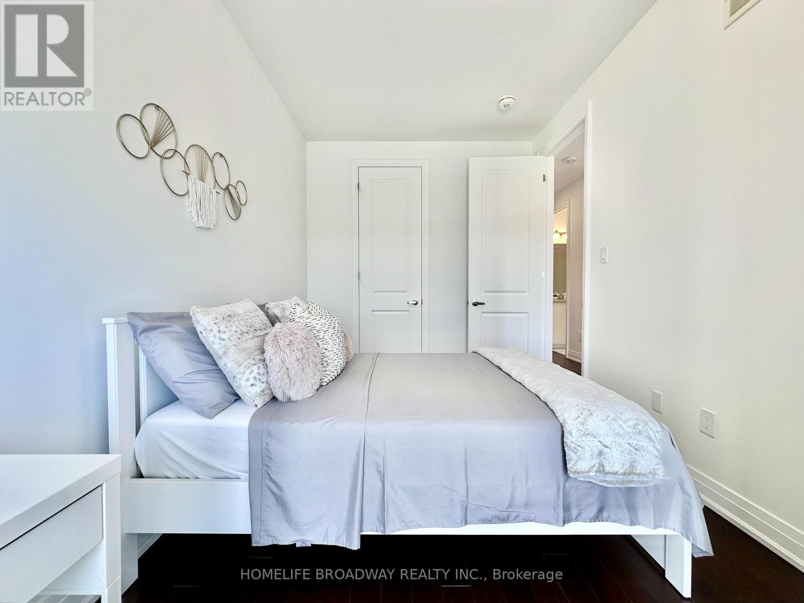 300 KING ROAD - 33