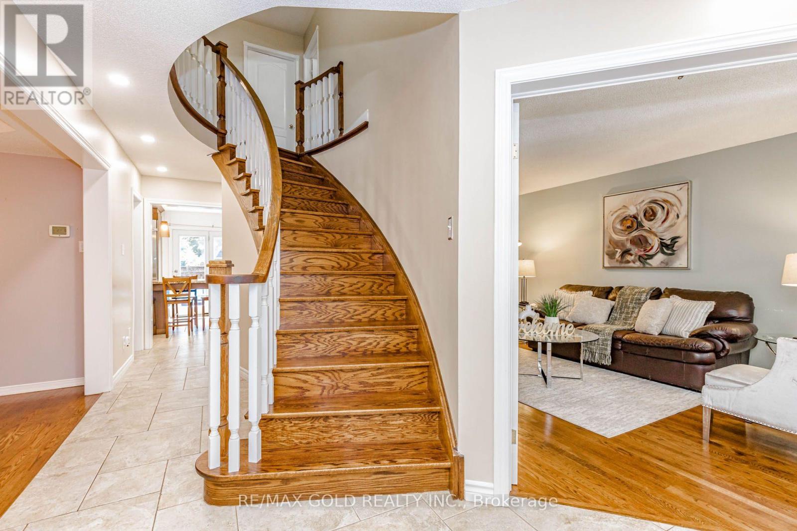 93 LAUCHLIN CRESCENT - 3