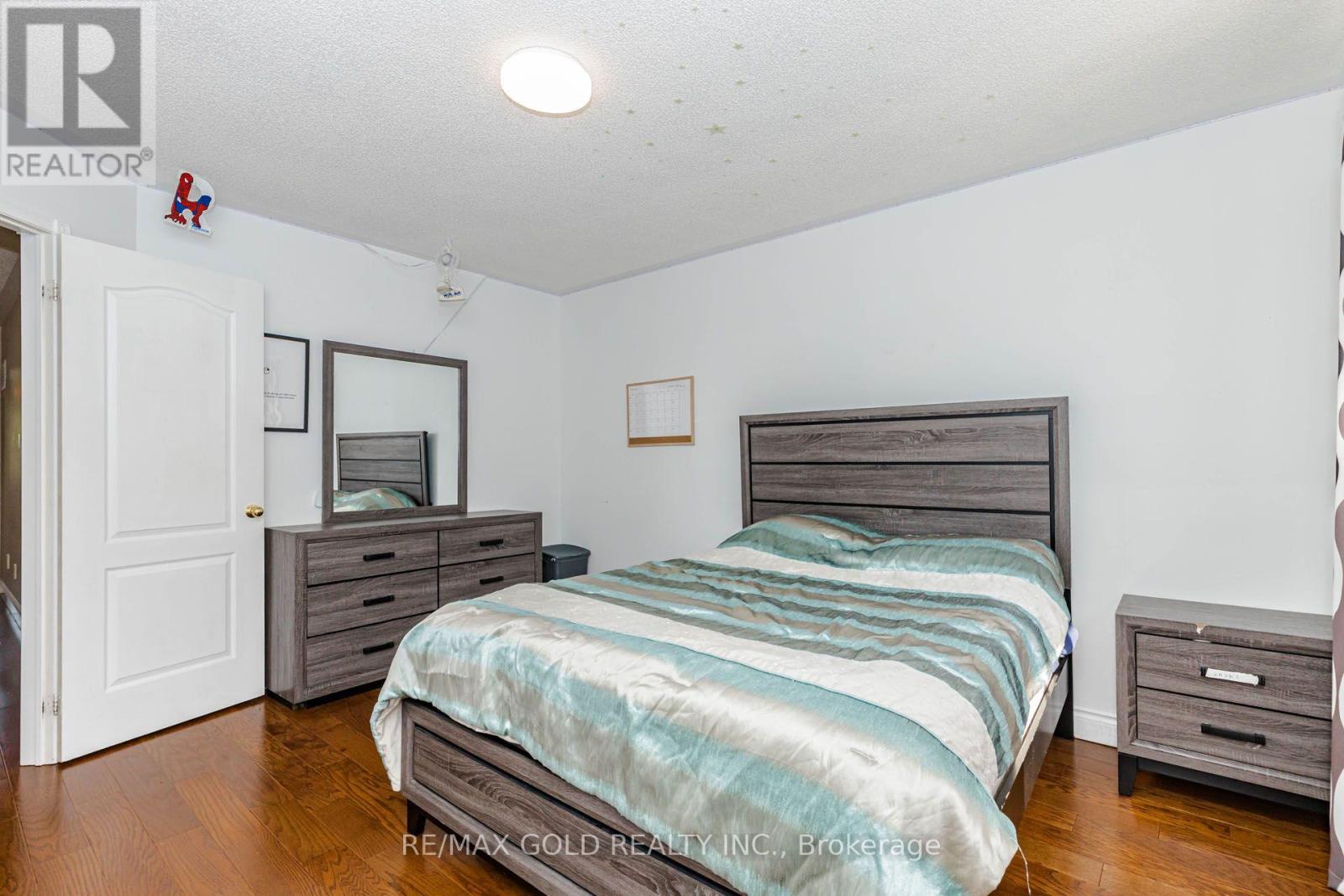 93 LAUCHLIN CRESCENT - 32