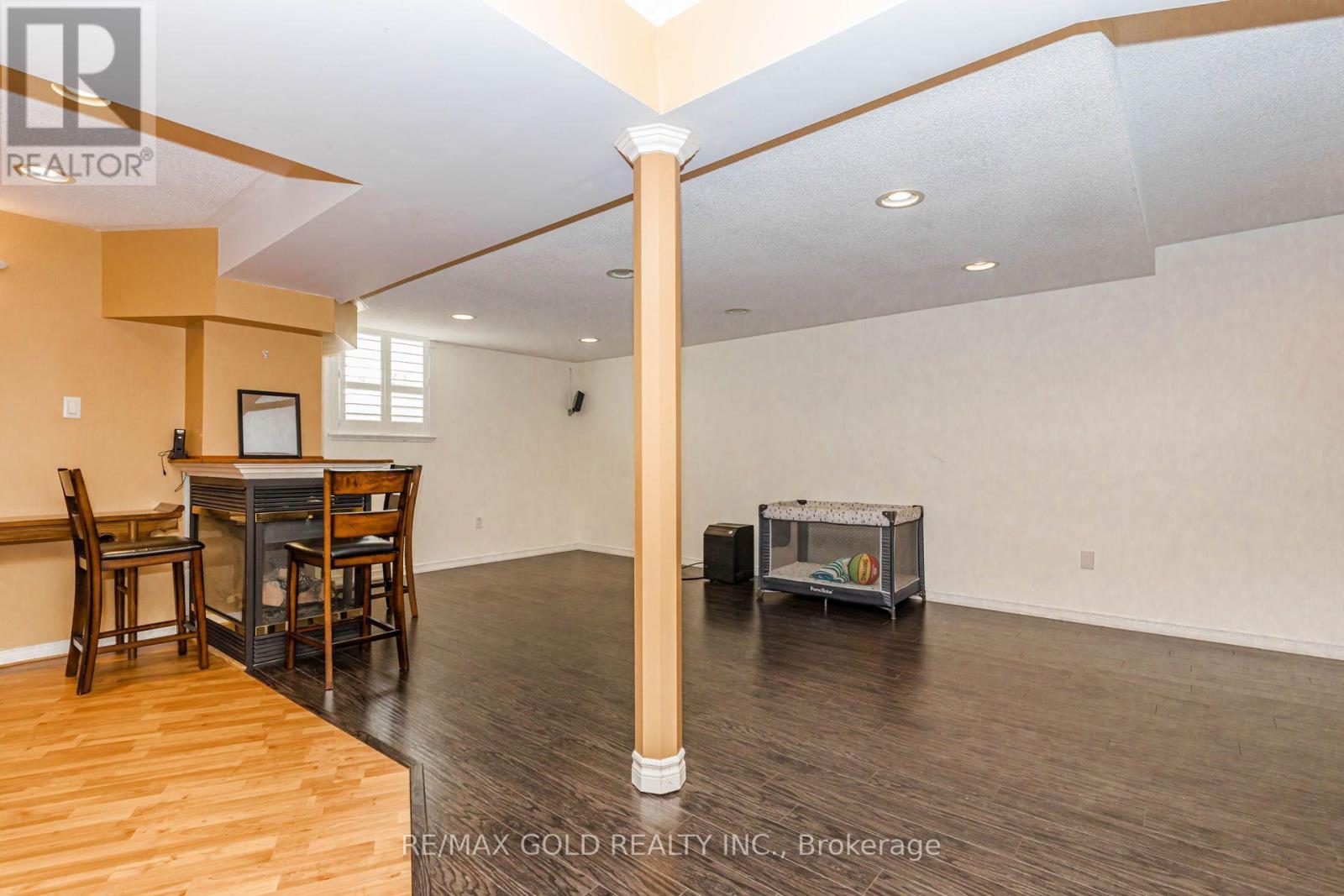 93 LAUCHLIN CRESCENT - 38