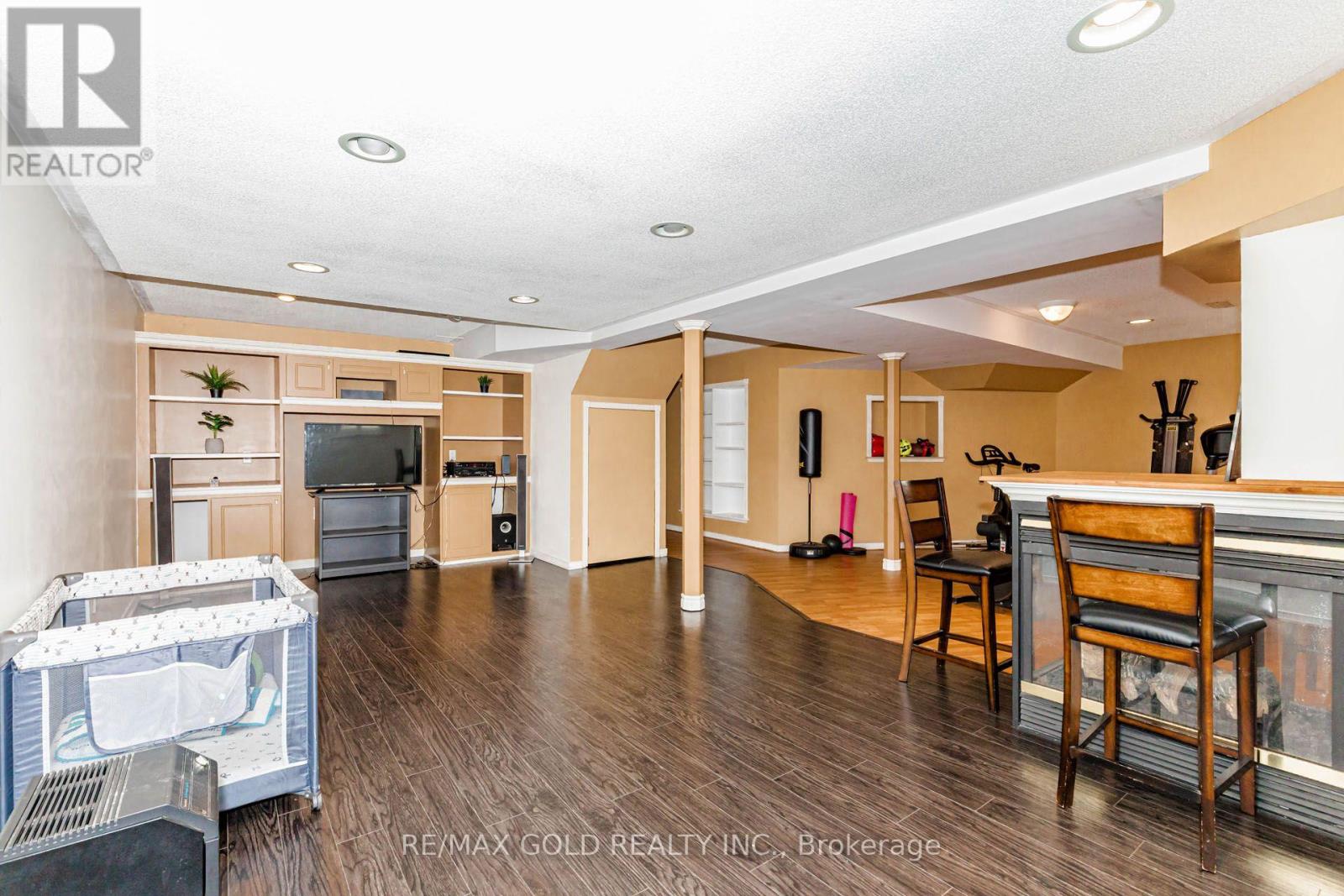 93 LAUCHLIN CRESCENT - 39