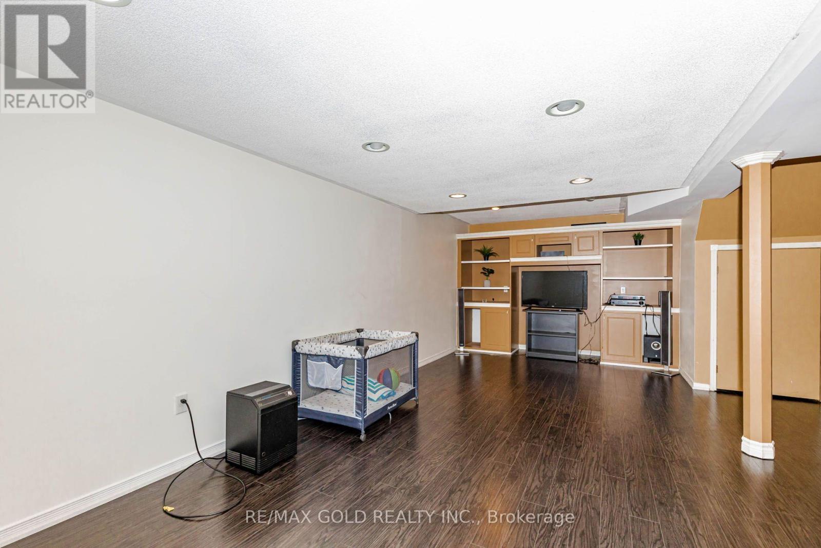 93 LAUCHLIN CRESCENT - 40