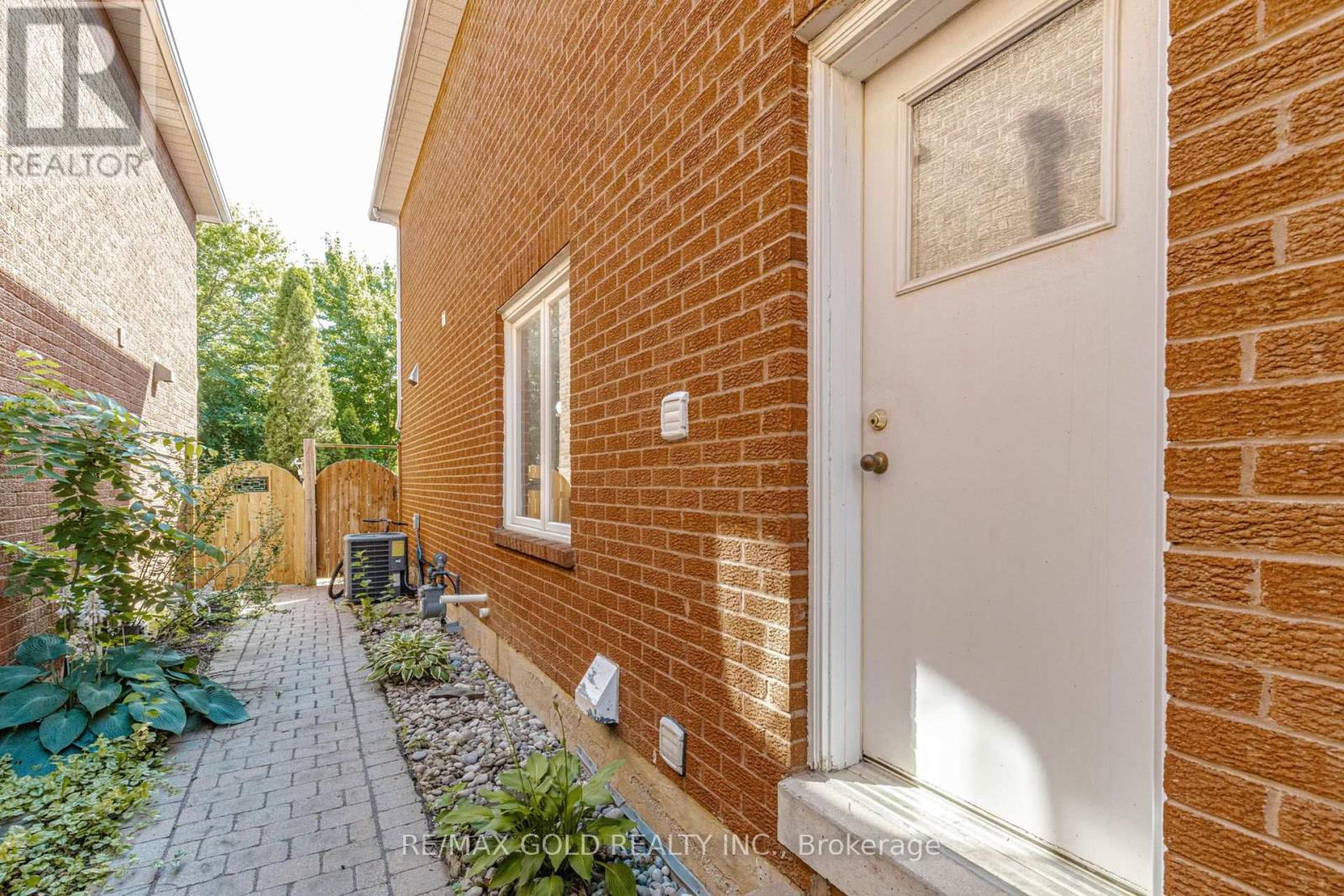 93 LAUCHLIN CRESCENT - 44