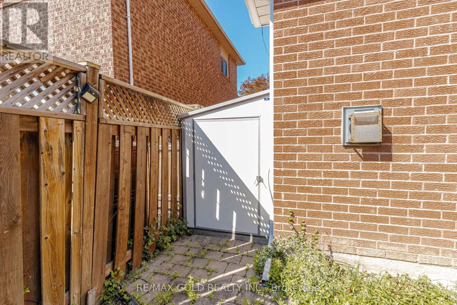 93 LAUCHLIN CRESCENT - 48