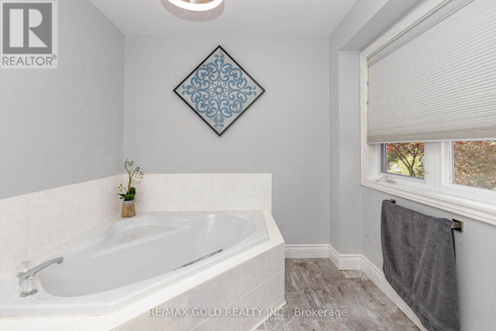93 LAUCHLIN CRESCENT - 50