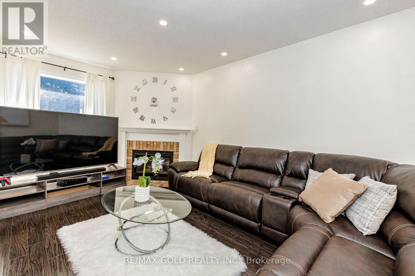 93 LAUCHLIN CRESCENT - 9