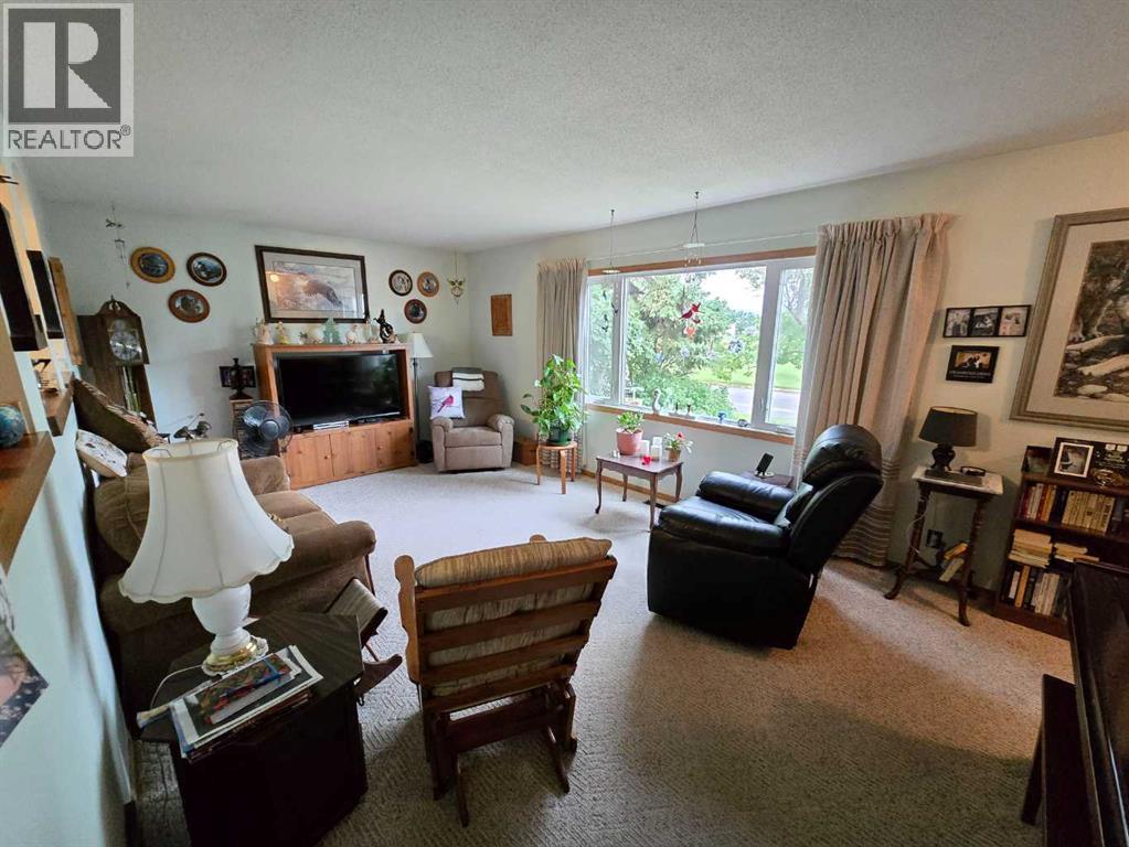 4610 52 Avenue — photo 7