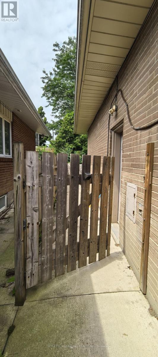Side door gate
