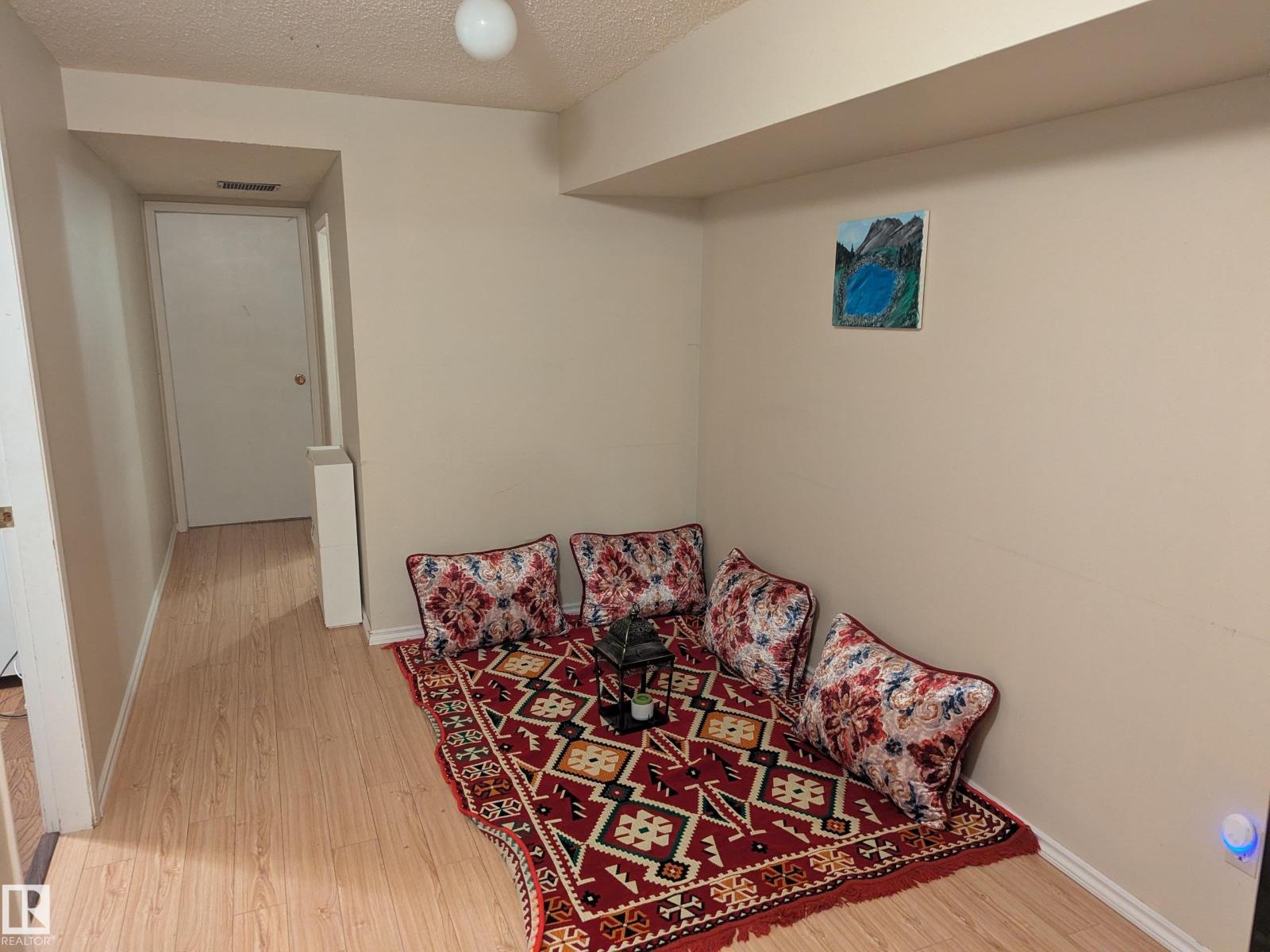 8916 83 AV NW - 10