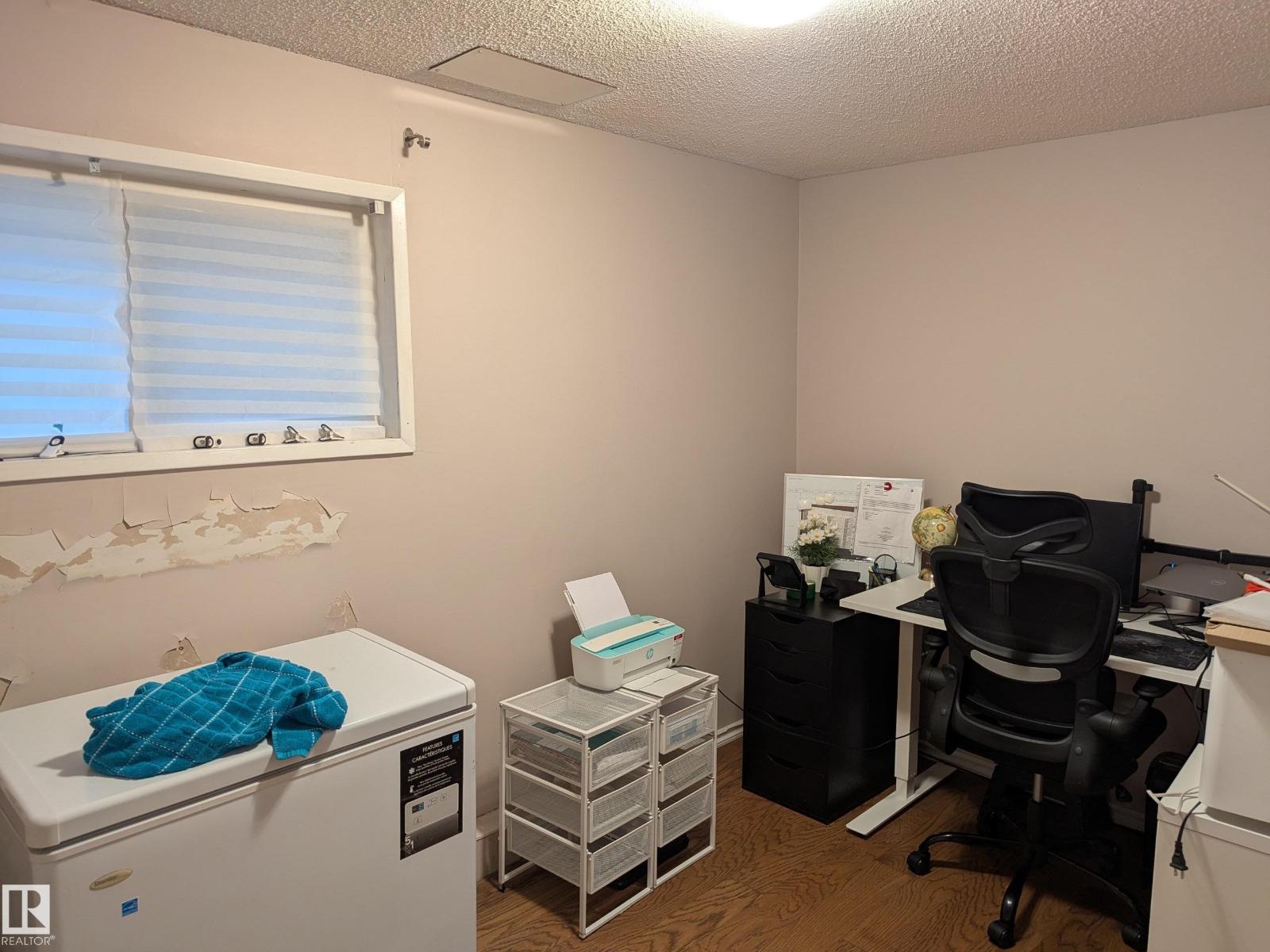 8916 83 AV NW - 12