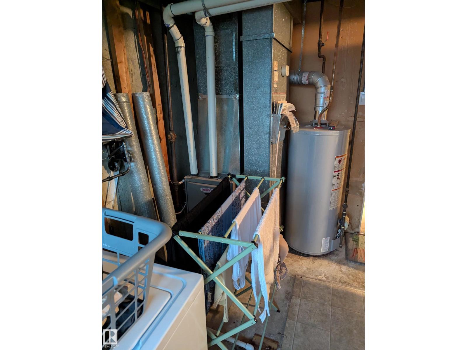 8916 83 AV NW - 13