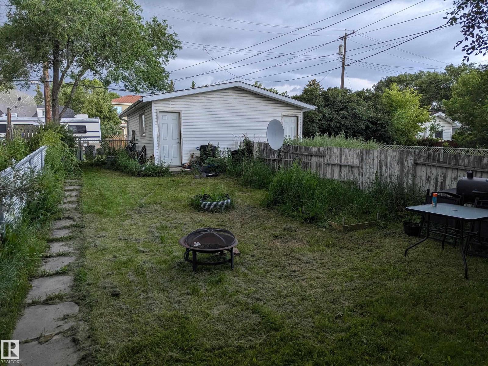 8916 83 AV NW - 14