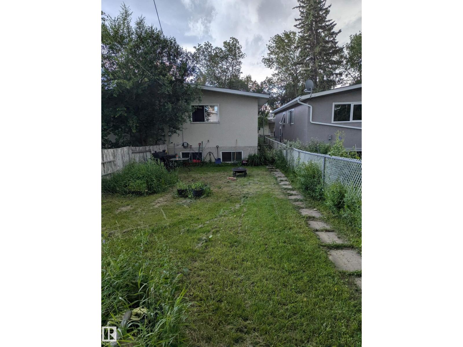 8916 83 AV NW - 15