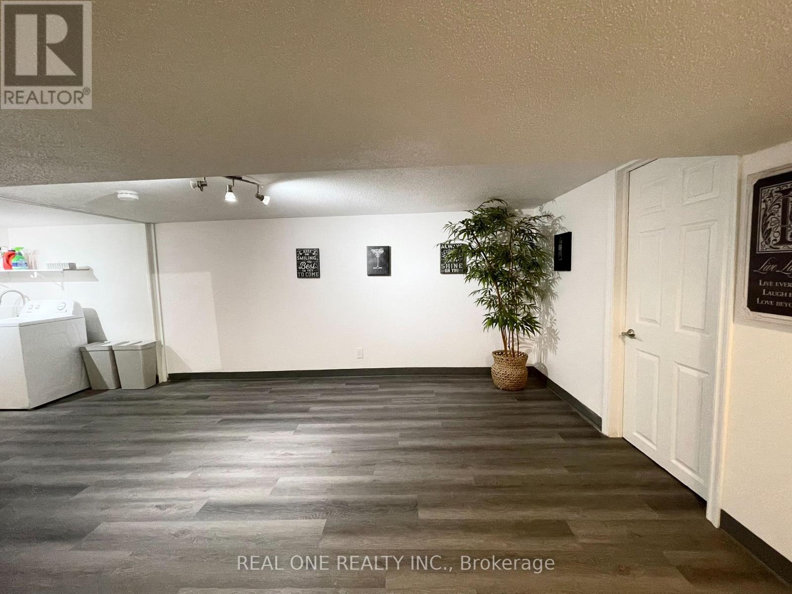 290 WESTCOURT PLACE - 29