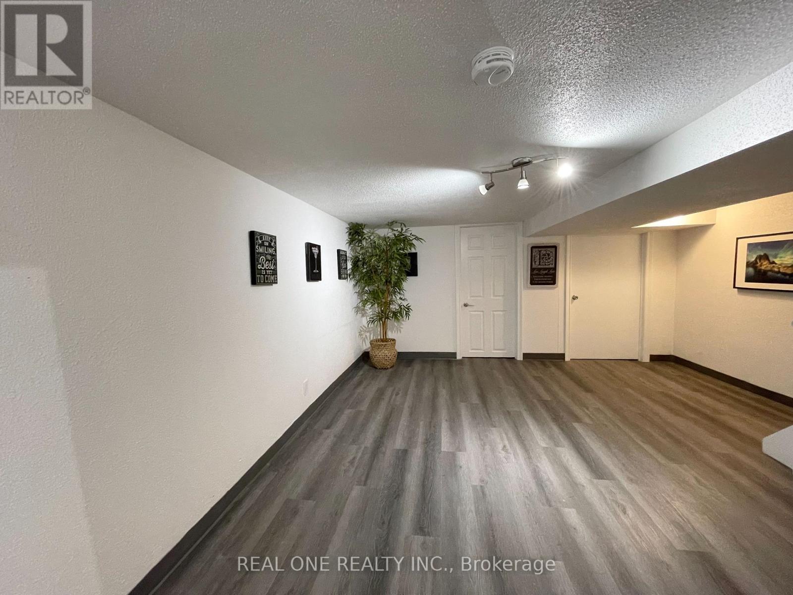 290 WESTCOURT PLACE - 28