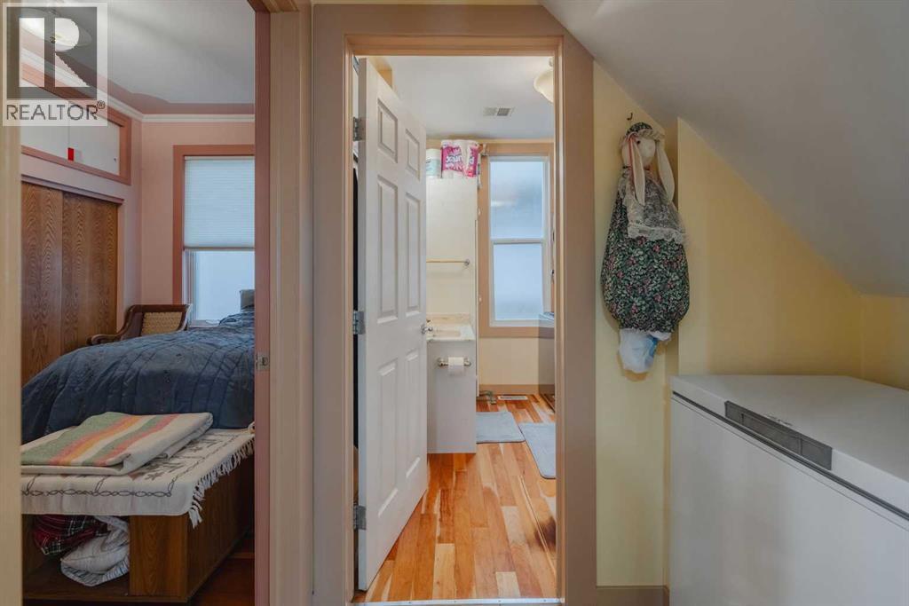 15 Elma Street W - 18