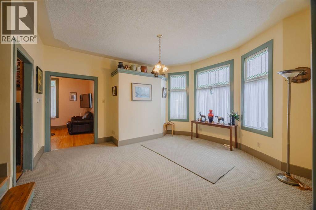 15 Elma Street W - 8