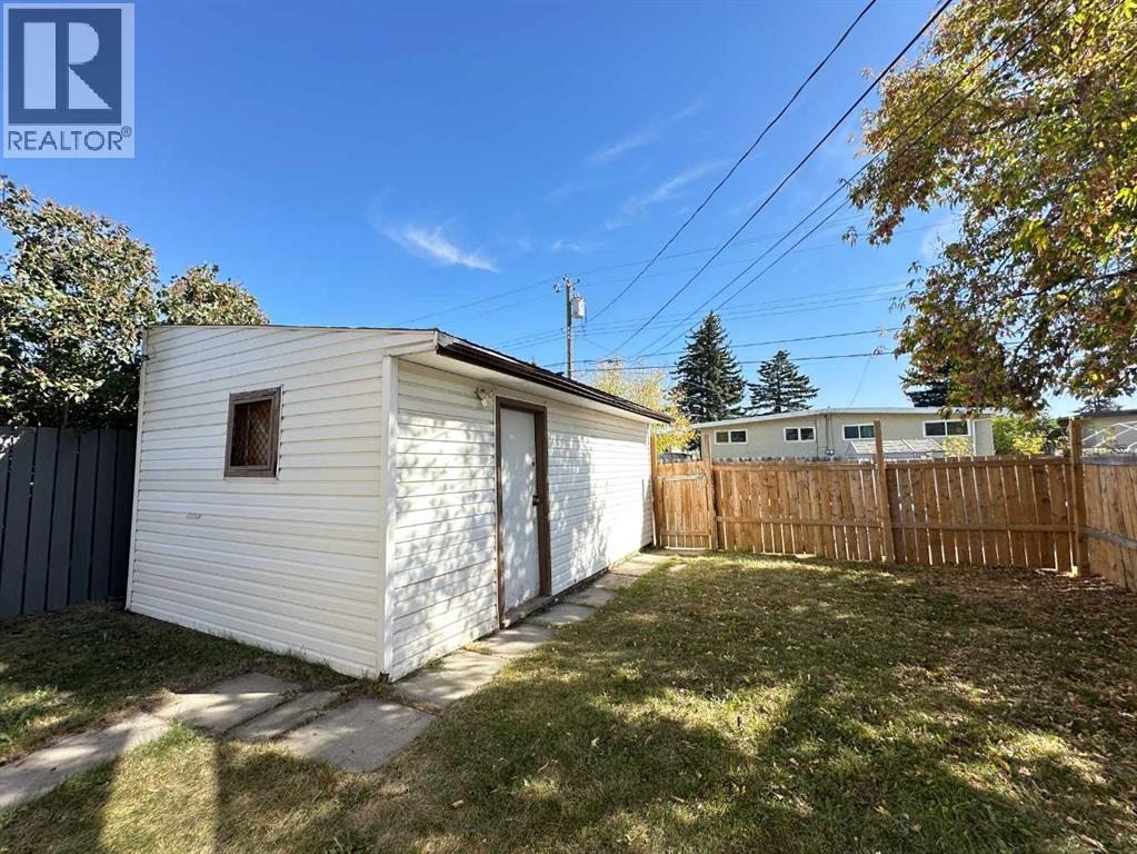 121 Huntford Close NE - 39