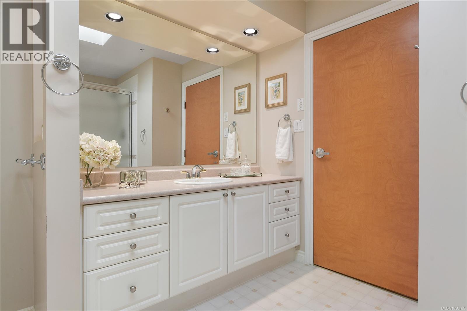 #403 5327 Cordova Bay Rd - 37