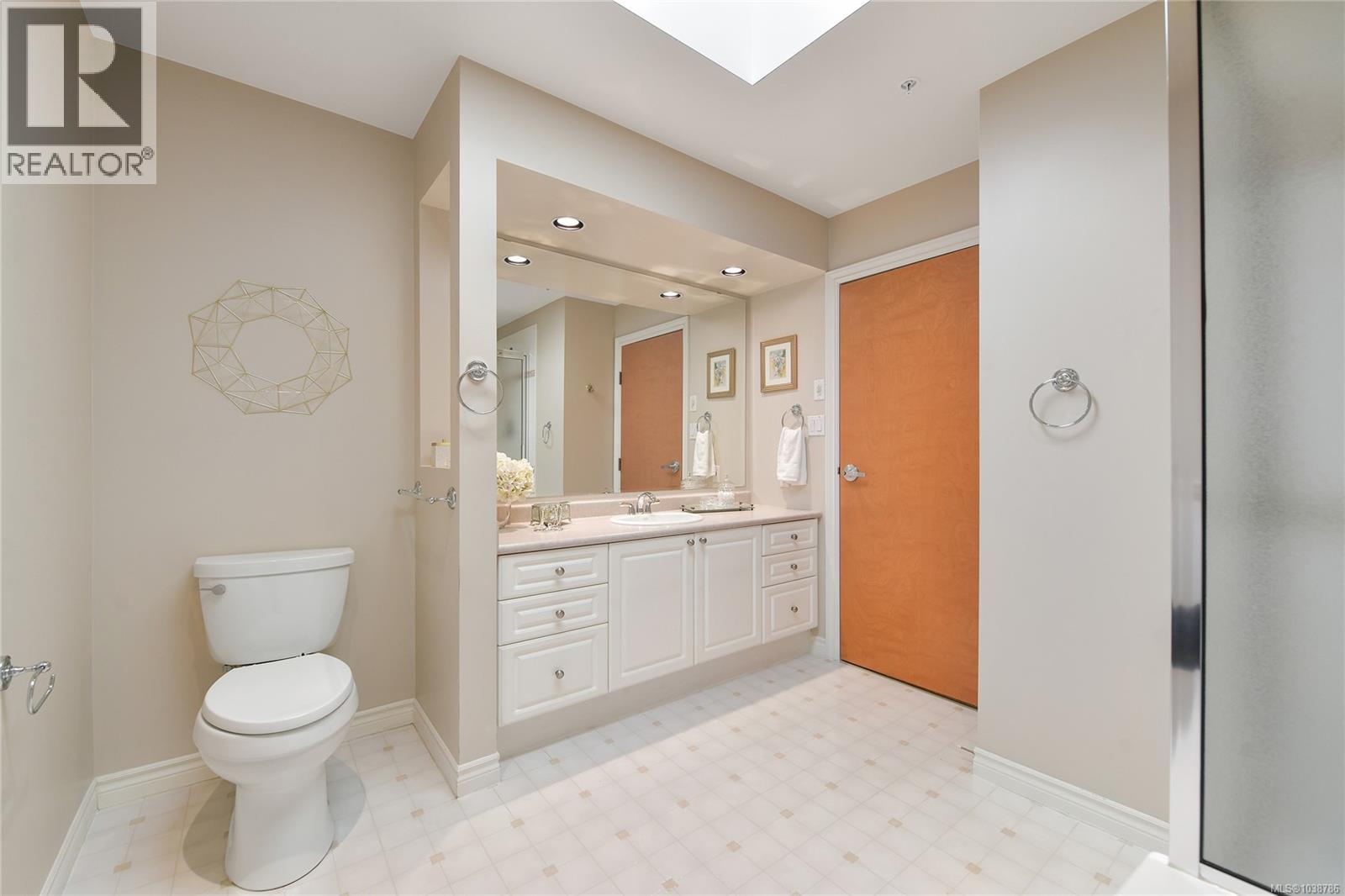 #403 5327 Cordova Bay Rd - 40