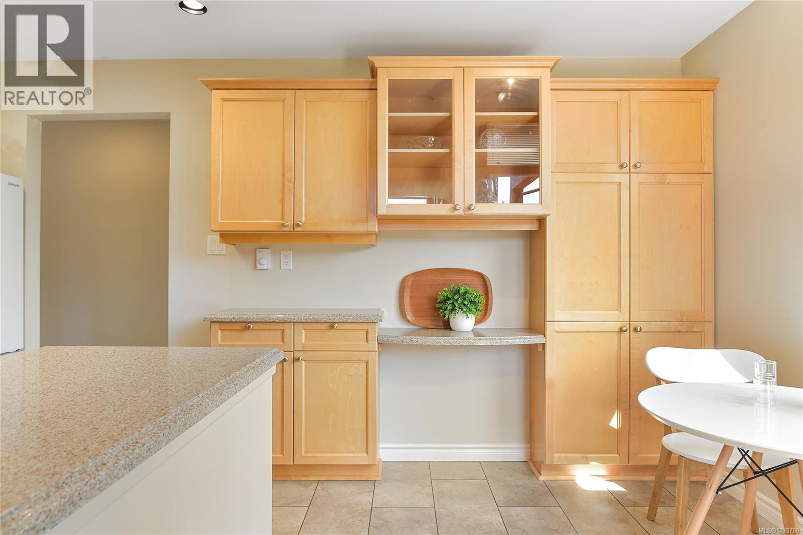 #403 5327 Cordova Bay Rd - 25